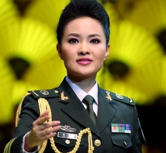 木兰舟&她是首位博士级歌唱家,曾12次登上春晚舞台,如今42岁风采依旧