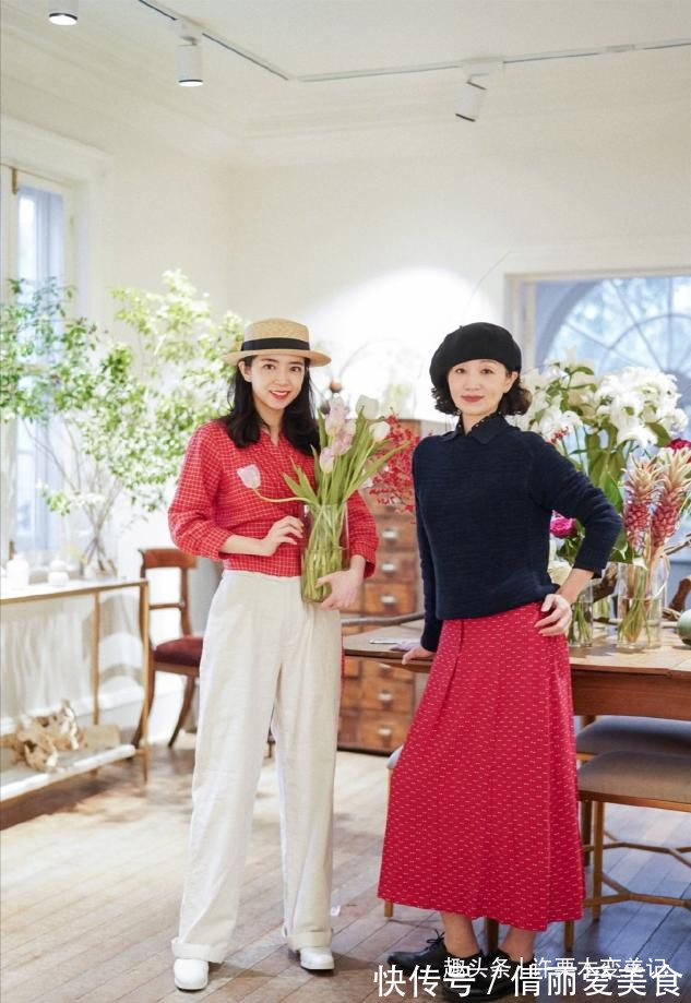 一字领 女人过了55岁,就要少穿小黑裤,学三木妈妈这样穿,优雅显气质