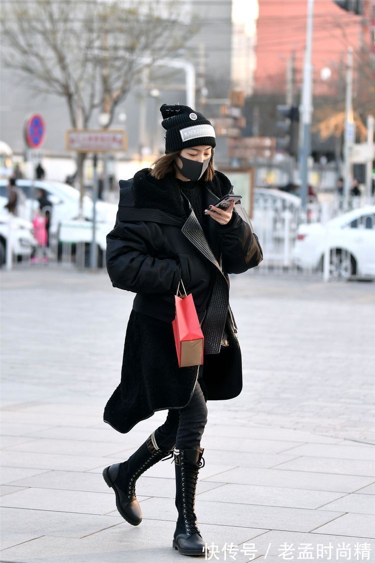 搭配 街拍:美女搭配一套粉色西装,披着一件风衣,给人非常酷的感觉!