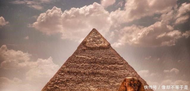 黄金匕首|法老墓中出土两件惊人文物, 考古专家称两件都不是地球之物!