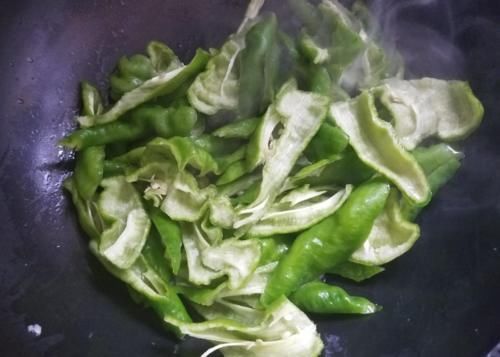 做辣椒炒肉时，辣椒和肉哪个先炒？顺序不能错，教您正确做法