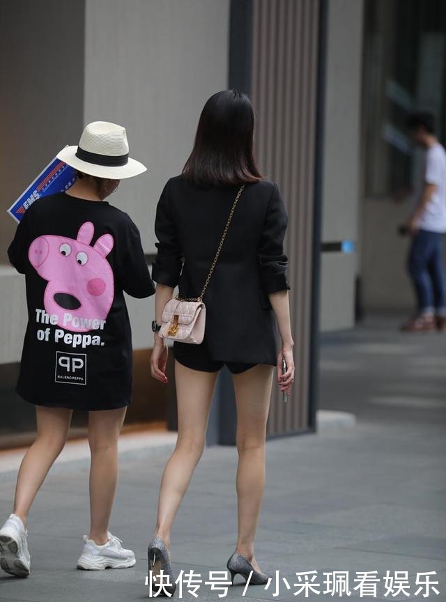 简搭炫黑西装,搭配清凉短裤,展现利落时尚气质