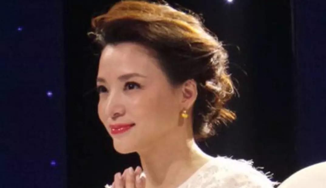 董卿|董卿手寫信有感,“腹有詩書氣自華”,多讀書突破自己!