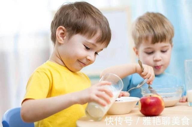 果汁|常见的几种饮料不适合小孩子喝,果汁也上榜?多数娃偏爱后一种