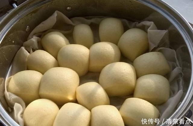 婆婆教我快速发面的窍门，30分钟发满盆，只需多放一瓶这东西