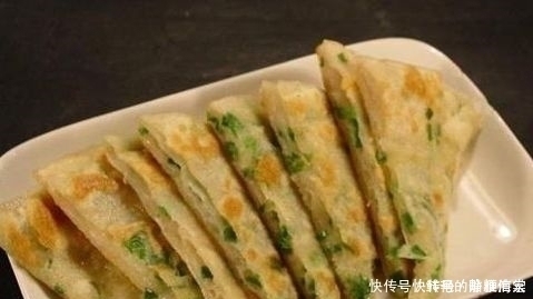 电饼铛烙饼总发硬厨师教你一招,简单又实用,面饼放凉也不变硬