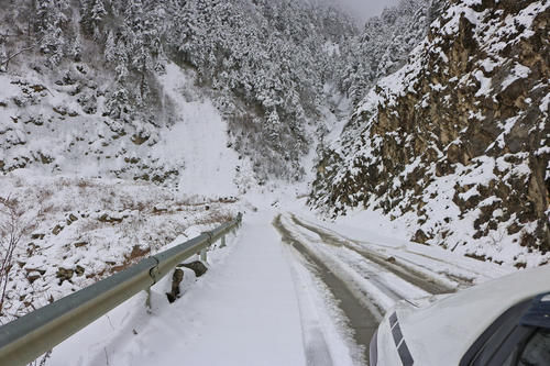 单人单车独闯夹金山 谁说两驱车不能挑战冰雪路