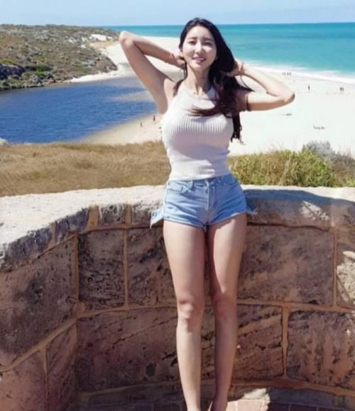 穿搭|美女穿搭:牛仔裤与打底衫的美搭,展现女孩的青春活力