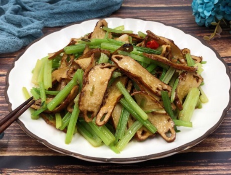 脆爽|芹菜炒香干时,需要焯水吗?用对方法,西芹脆爽,营养不流失