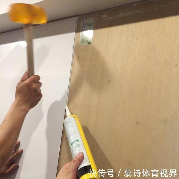 瓷砖|厨房墙面贴瓷砖早被淘汰了！现在都流行这种新型材料，高级又耐脏