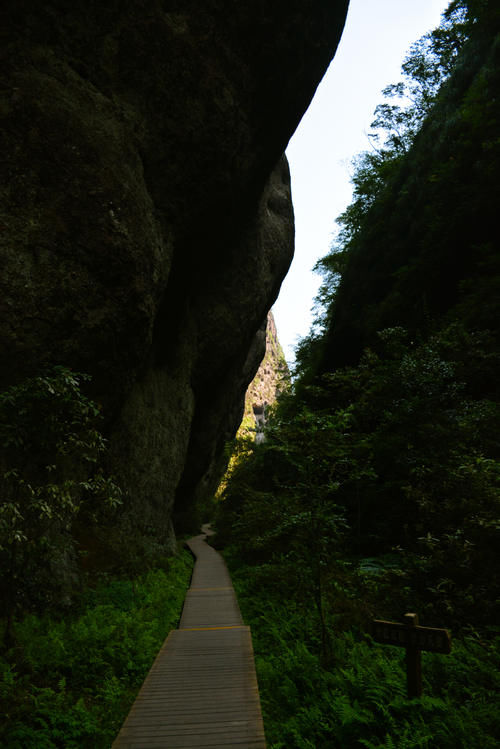 以丹霞景观出名的福建小城，多项世界之最藏在湖山之中，动车直达