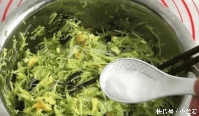 用萝卜包饺子需要焯水吗?水饺店老板说出正确做好,怪不得不好吃