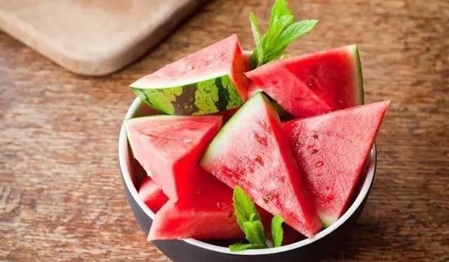 水果|买西瓜时别再拍了,西瓜也分“公母”记住这“4点”一挑一个准