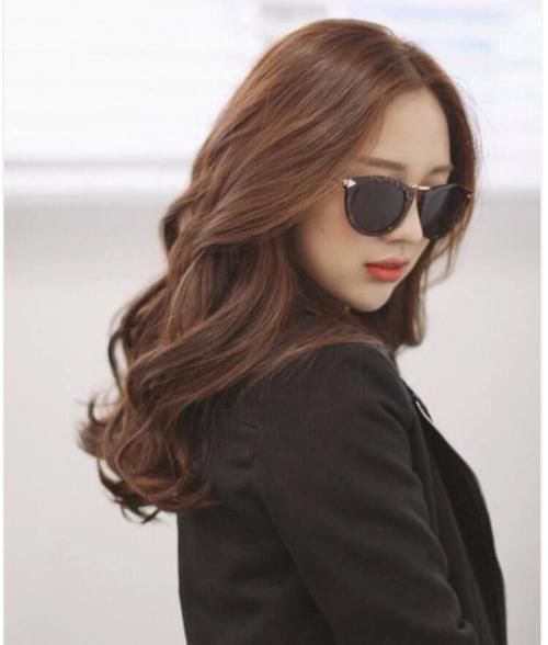 别再披头散发了！这有10款适合圆脸的中卷发型，可甜可盐