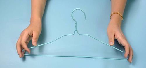  家家|衣架上套2个塑料瓶，这个用途太聪明了，解决家家都困扰的烦恼，实用