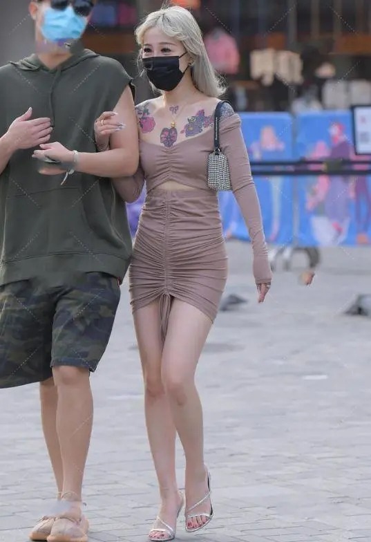 连衣裙 美女一字肩连衣裙穿搭,非常的端庄优雅又不失性感