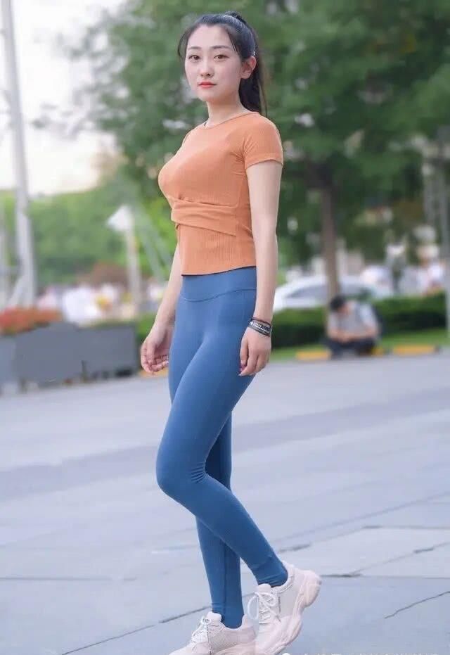 女人过了40岁别穿阔腿裤,“运动裤”时髦又显瘦,难道不香吗