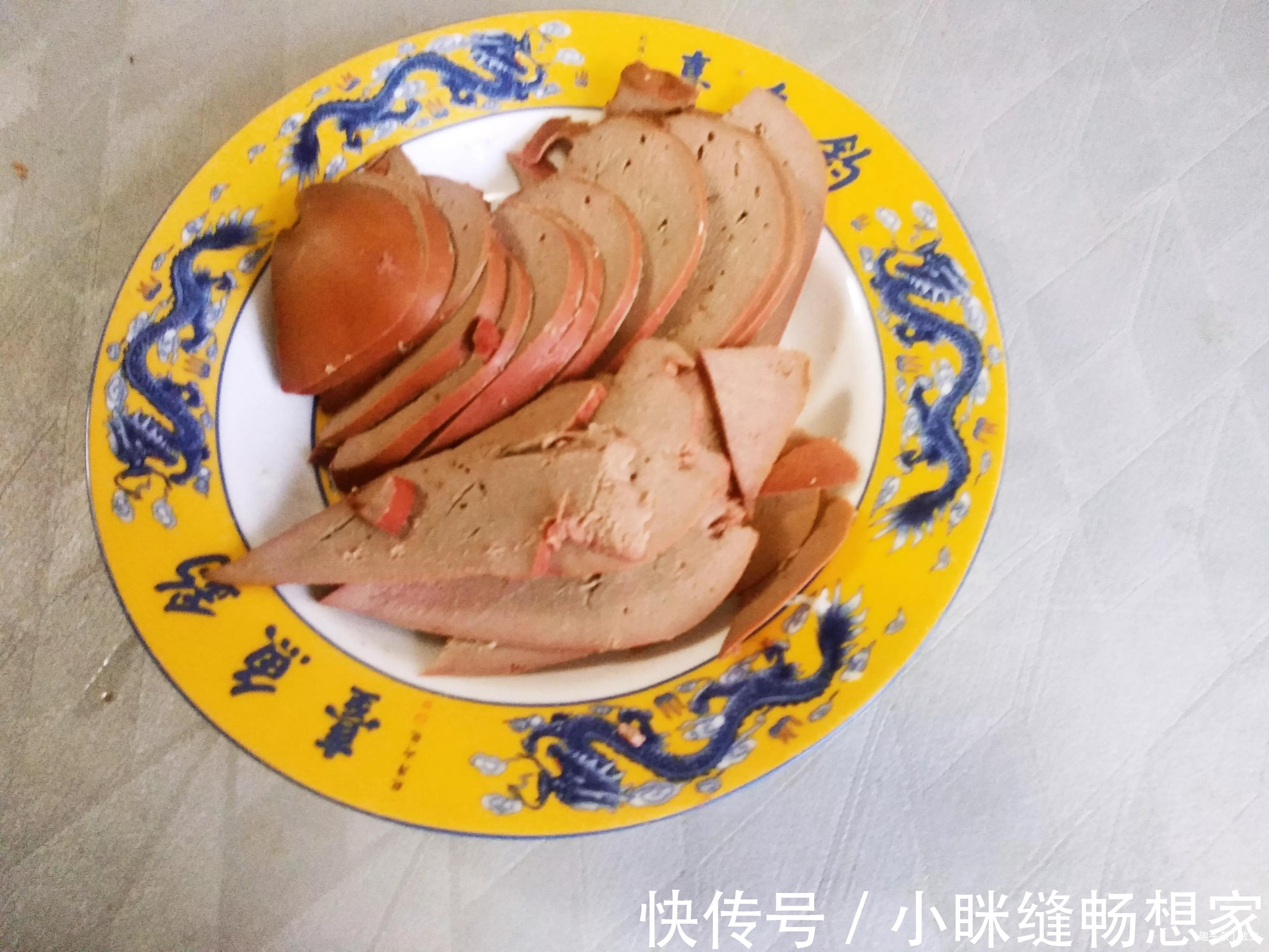 菜老妈|老妈来家中做客,媳妇做了4菜1汤,老妈没怎么动筷,这菜差吗