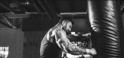 健美运动员|肌肉越大力量越大？明白几大因素，才知道肌肉男是否中看不中用