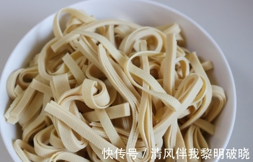 食材|水煮豆腐皮的详细做法,便宜食材也能做出不一样的美味,鲜香麻辣