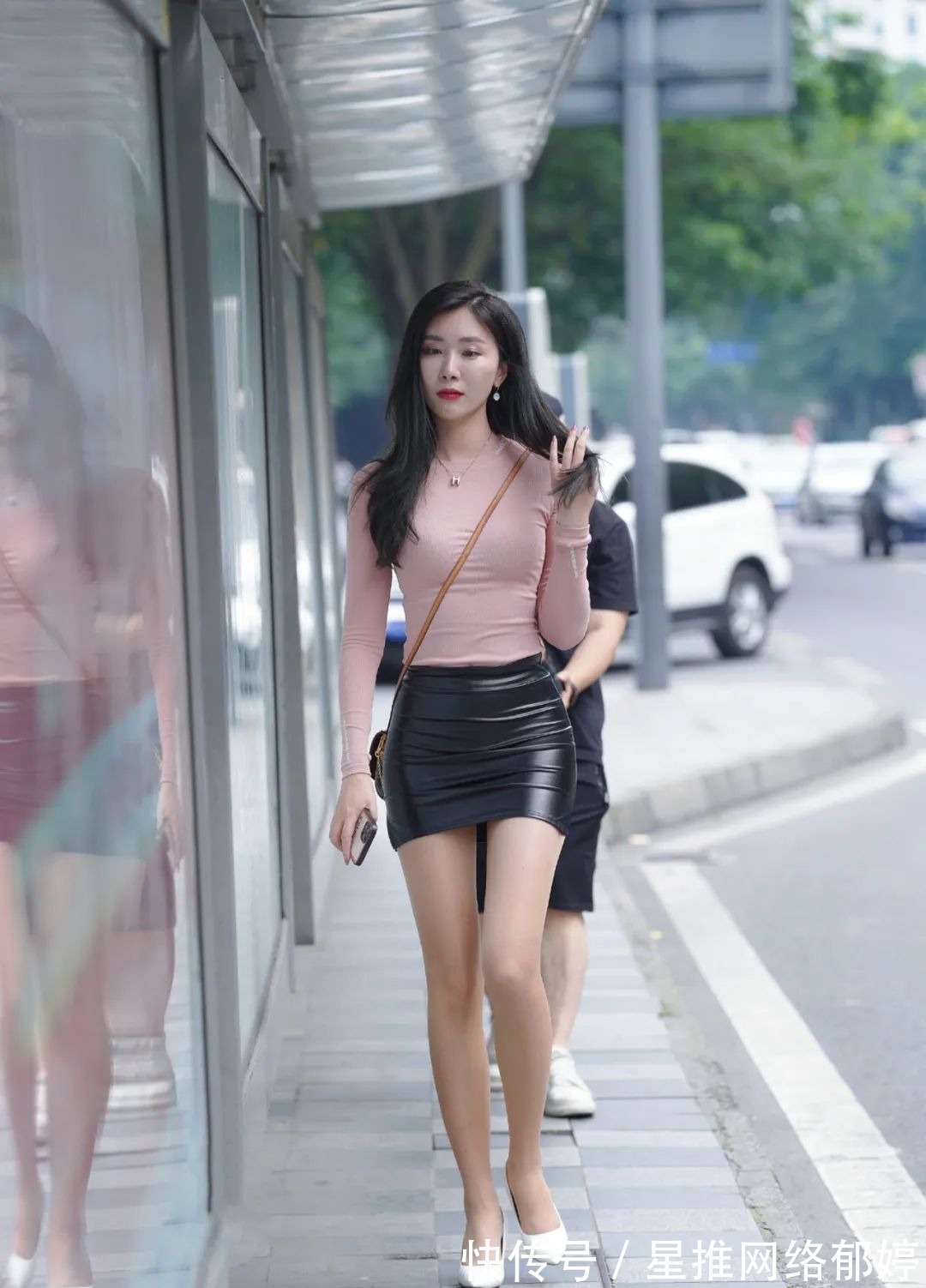 长发|街拍:穿黑裙的时尚女生,长发的女孩都好看