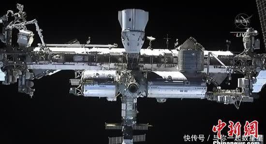 SpaceX载人飞船抵达 宇航员空间站内相拥庆祝