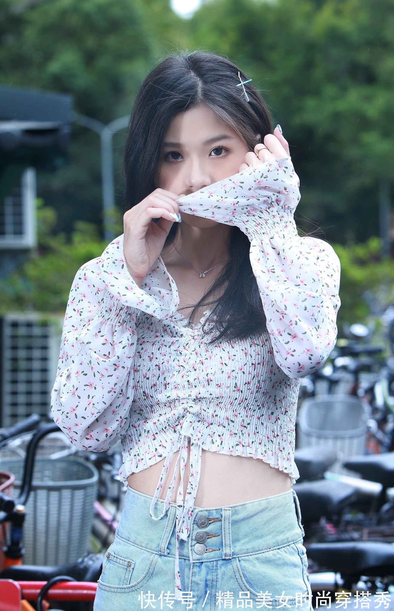 牛仔短裤|碎花的小衬衫搭配牛仔短裤，青春甜美气息浓郁