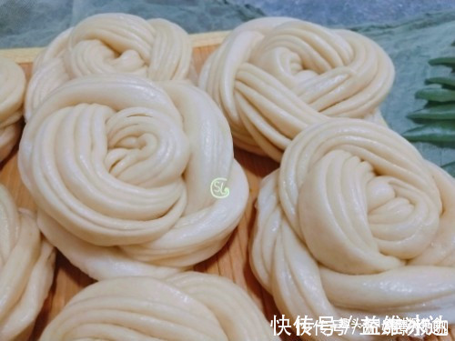 发面不要只放酵母了,多加一料,做出的花卷,蓬松暄软,层次多