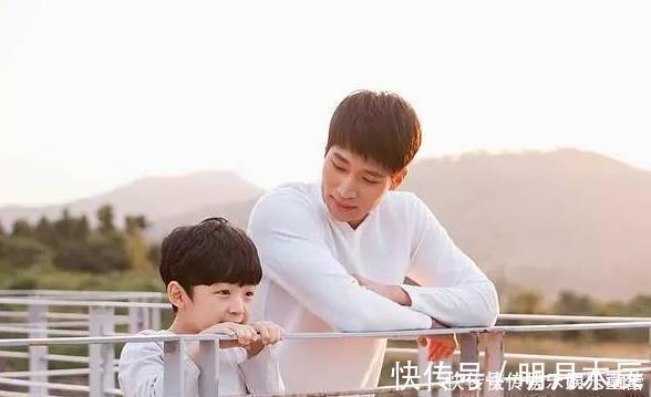 天生|“天生熊孩子”火遍全网,刚出生就“手欠”,美女护士哭笑不得