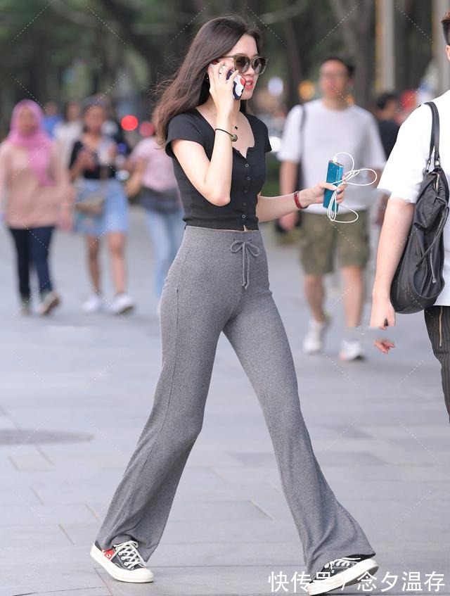 青春|上身黑色T恤搭配灰色高腰长裤,青春活力,气质迷人