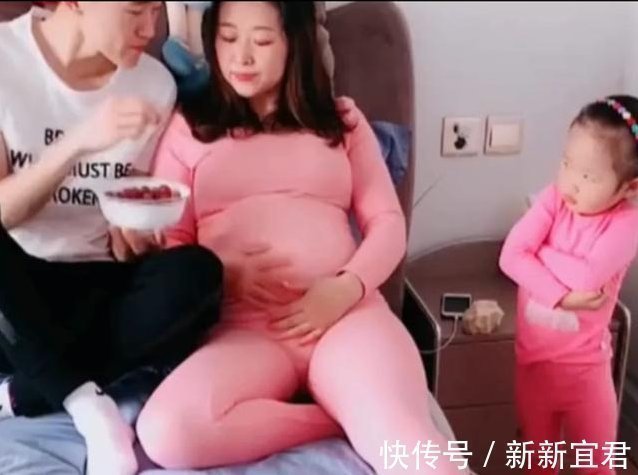 女儿|怀了二胎的媳妇想吃草莓，宝爸亲自喂着吃，旁边的大女儿眼神亮了