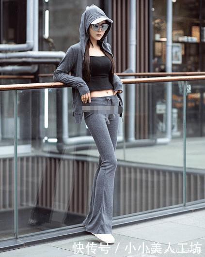 深灰运动装搭配白色运动鞋，休闲运动，酷范十足