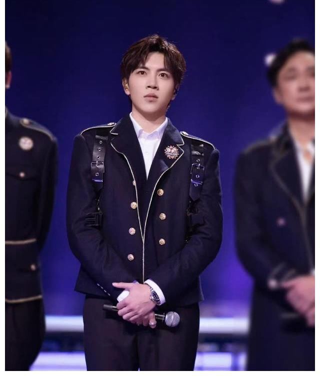 《追光吧》哥哥们能不能追光不知道，咖位参差不齐，油腻感又来了