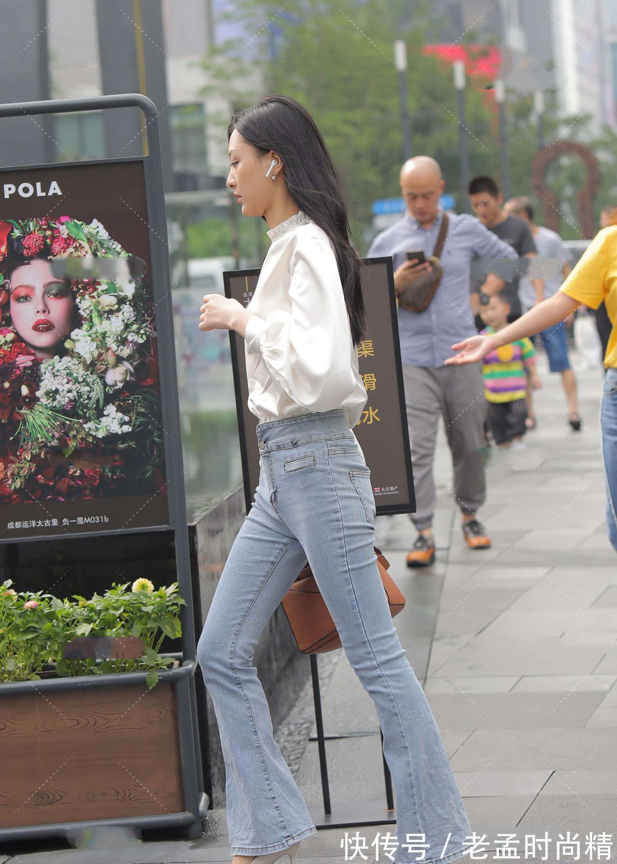紧身裤|时尚街拍：白色长袖衬衫，搭配一条蓝色牛仔裤，散发一种优雅感觉