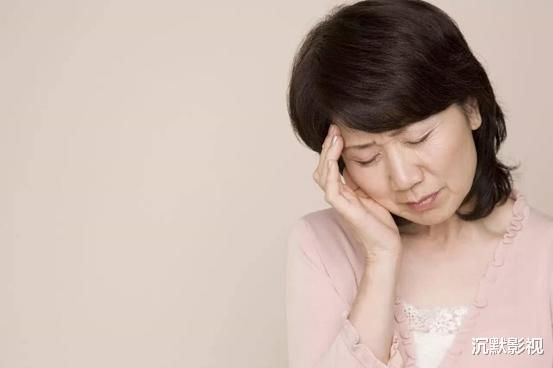 皮肤专家建议：女性坚持这2点，皮肤紧致滑嫩，皱纹不来扰