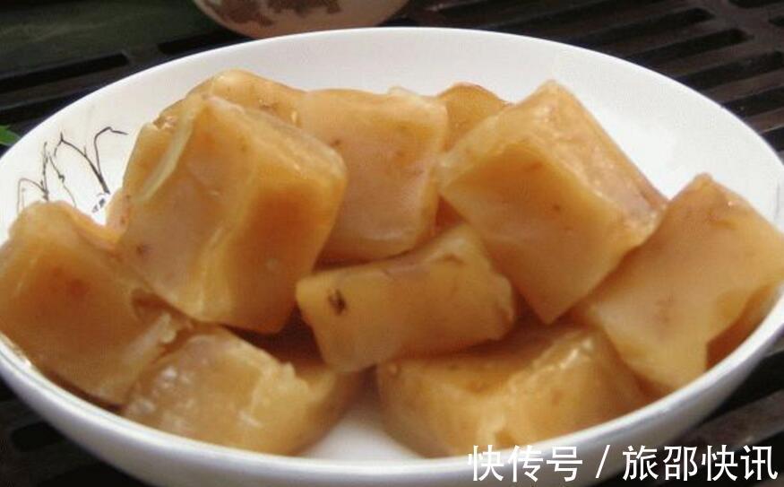 一碗“面糊”倒进猪油里炒，出锅后揉成团，朋友都抢着要！