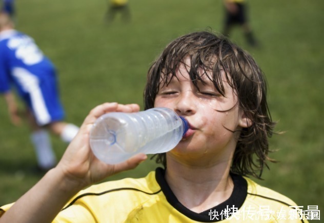 点心|提醒别在3个时间强迫孩子喝水,容易积食还伤脾,父母长点心