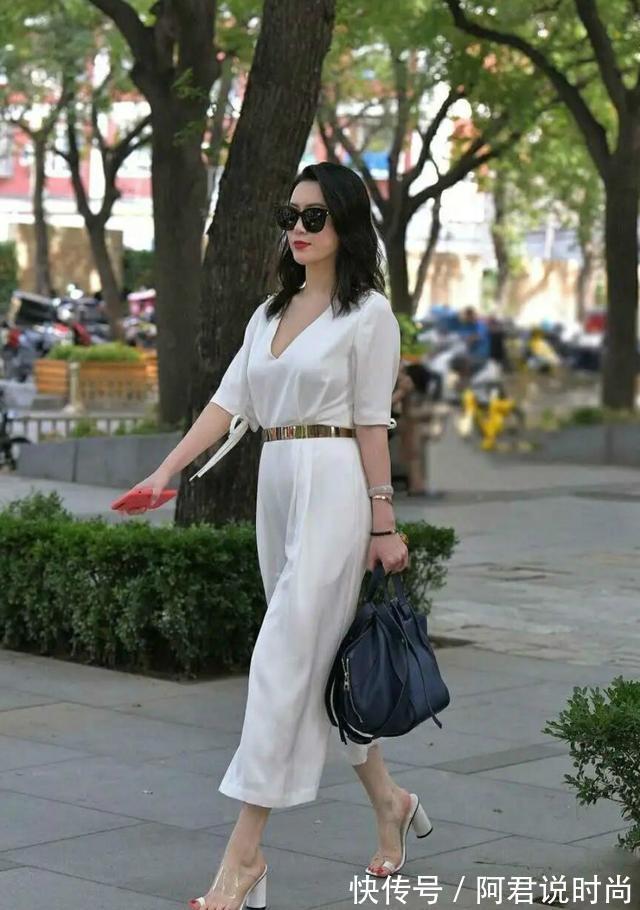 毛衣|时尚俏皮的连衣裙穿搭呈现时髦气息，展现英姿飒爽，气质不凡