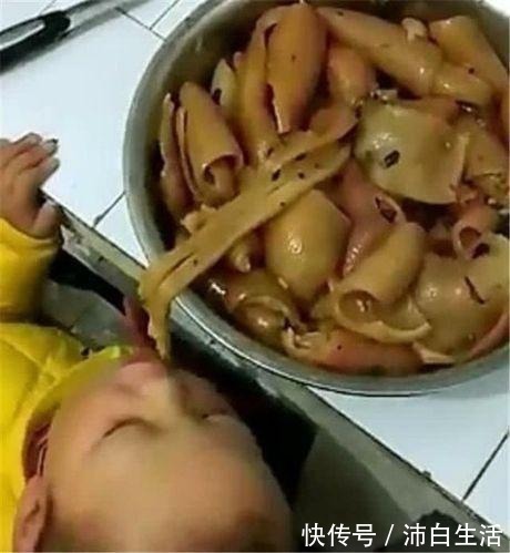 王女士|宝妈午睡醒来,发现宝宝不在身边,到厨房看到这幕差点笑出眼泪来