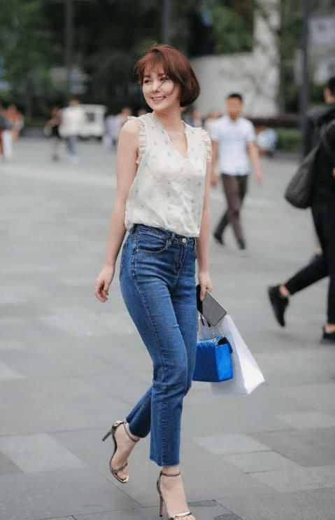 街拍:气质清新的时尚小姐姐,黑色连衣裙时尚大方,显得十分干练