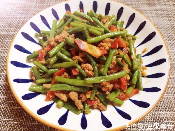 豆角|这#夏日开胃餐#豇豆角炒肉丁连吃3天了！明天还想吃