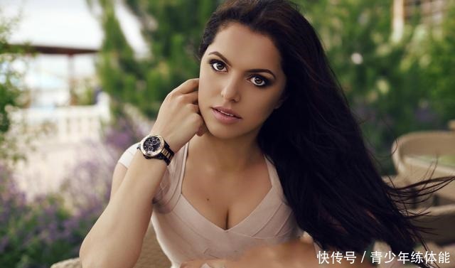 气质感|女人戴手镯还是手表好看三个理由告诉你,别再戴错让人笑话!