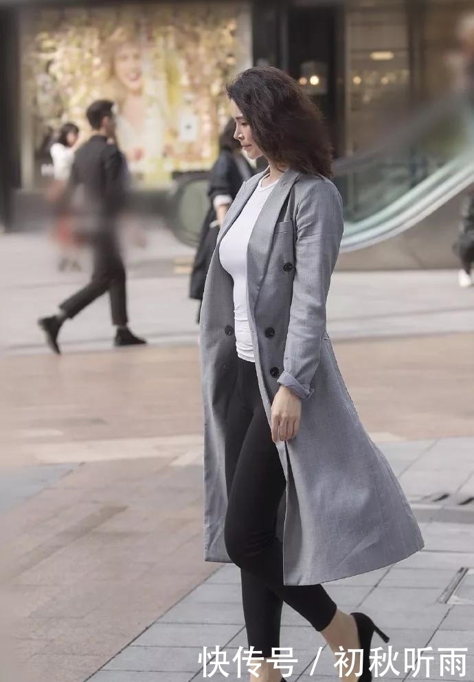 美女脚上搭配一双气质的高跟凉鞋,走路的姿态也显得更加的迷人