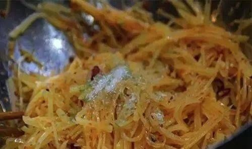 凉拌土豆丝要脆有“秘方”,试试这个做法,酸辣清脆,丝丝入味