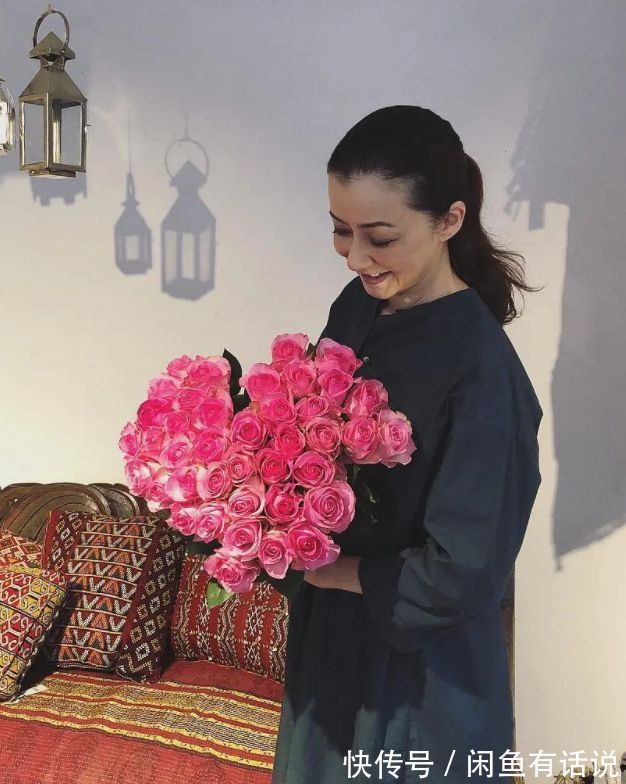 大妈感 被60岁日本主妇惊艳了,靠黑白穿搭摆脱“大妈感”,低调却很高级