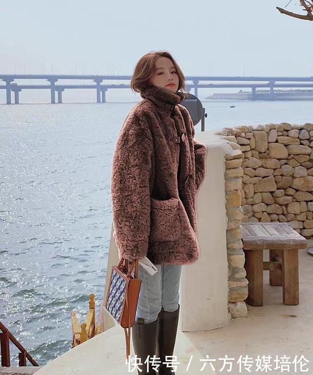 羽绒服|羽绒服穿腻了?试试这件短款羊羔毛外套,配这3种下装,更时髦!
