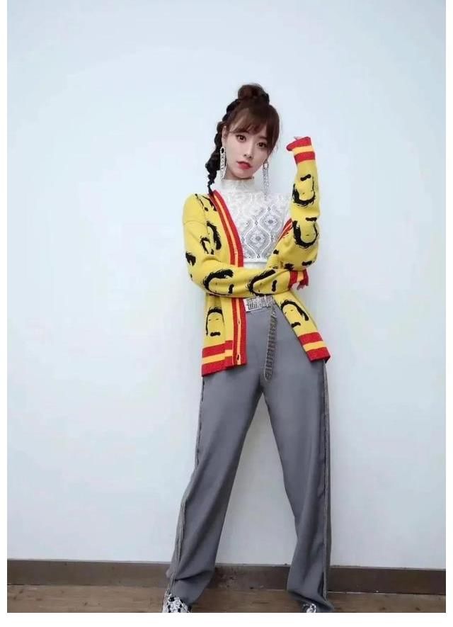 一姐|司雯嘉能夠走到娛樂主持一姐的位置嗎？網友：她還需要磨練