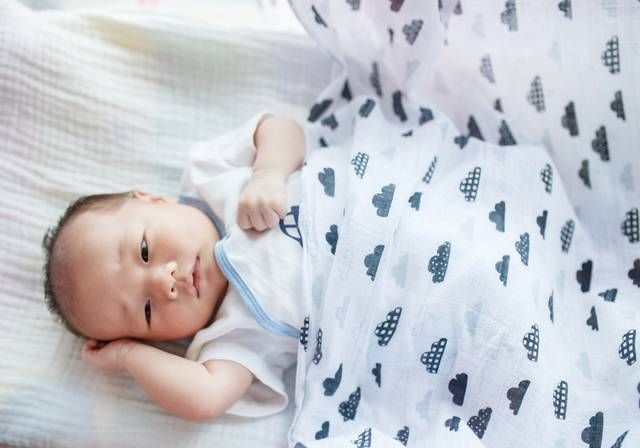 宝妈|宝宝究竟何时才能睡枕头?出现这些信号就该用了,太早太晚都不好