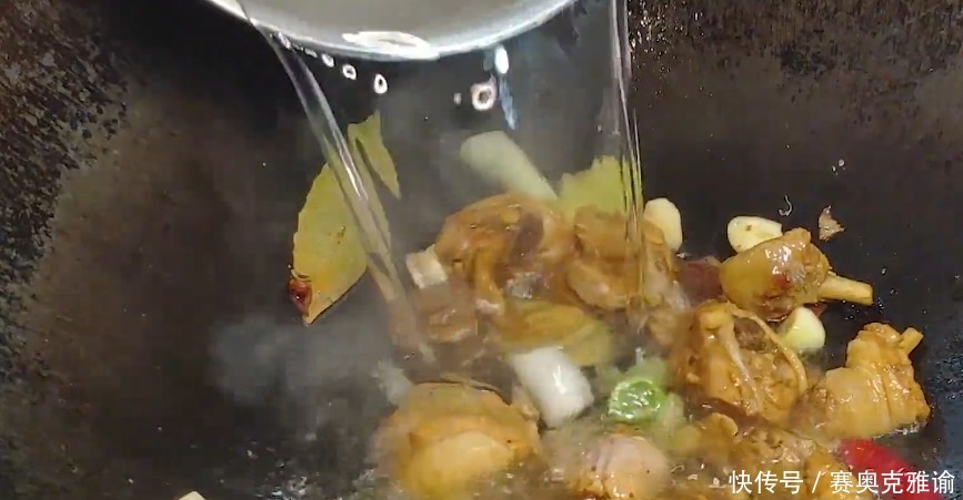 家常好菜，香菇土豆焖鸡块，配料简单味道鲜美，家人都爱吃