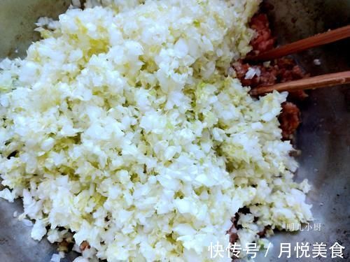 冬天吃饺子,这馅最经典,皮薄馅大汤汁四溢,咬一口鲜香美味